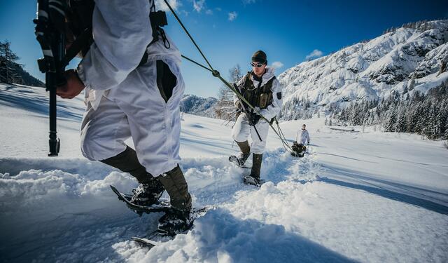 Das österreichische Bundesheer ist im sowohl mit Schneeschuhen, als auch mit Tourenskiern unterwegs. Auch Schleppschlitten sind im Einsatz. | Foto: Daniel TRIPPOL