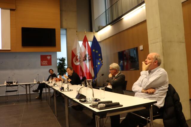 Viele Fragen und viele Antworten bezüglich der Künstlerischen Intervention. | Foto: Anna Wieser