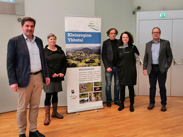 Teilnehmer und Veranstalterinnen des NÖ Wohnbaufrühstücks in Waidhofen an der Ybbs: Bürgermeister Werner Krammer (Waidhofen an der Ybbs, Kleinregionssprecher), Franziska Leeb (ORTE Architekturnetzwerk NÖ), Architekt Ernst Beneder, Heidrun Schlögl (ORTE Architekturnetzwerk NÖ) und Bürgermeister Benedikt Erhard (Lans, Tirol)
 | Foto: NÖ.Regional/Kühr