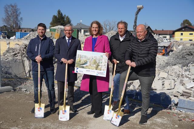 Beim Spatenstich für die neue Wohnanlage in Seekirchen im Bild v.l. Rudolf Kainz (Geschäftsführer Kainz Gruppe), Landeshauptmann Wilfried Haslauer, Wohnbaulandesrätin Andrea Klambauer, Salzburg Wohnbau-Geschäftsführer Roland Wernik und Bürgermeister Konrad Pieringer.
 | Foto: Emanuel Hasenauer
