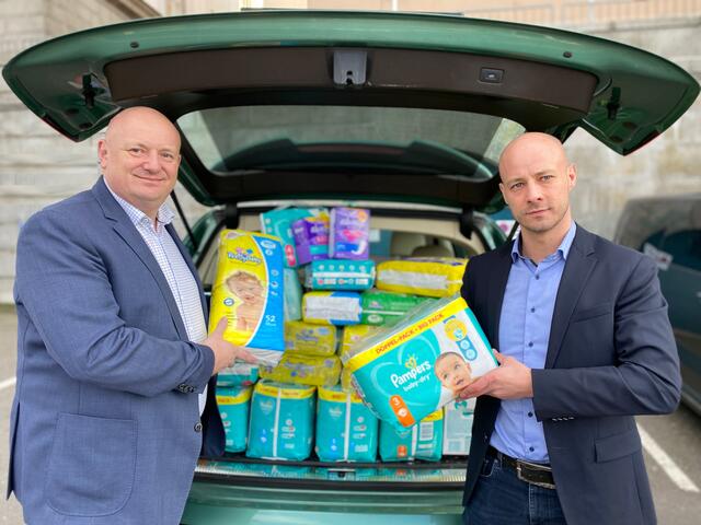 ÖVP-Chef Martin Hajart unterstützt die Spendenaktion der Volkshilfe in Linz mit Baby- und Hygieneartikel. | Foto: Linzer Volkspartei