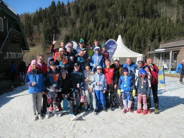 Landessportdirektor Arno Arthofer und LSVK-Präsident Dieter Mörtl mit den strahlenden Gewinnern der Altersklassen
| Foto: Foto: Kärnten Sport/Land Kärnten