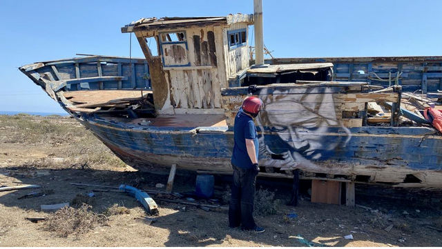 Ein verlassenes Boot in Lampedusa mit einem Wandgem lde von Morden Gore. | Foto: AVG Filmproduktion e. U.