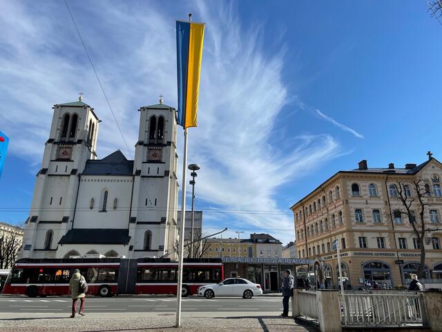 In der Stadt Salzburg weht die ukrainische Flagge und soll die Verbundenheit mit dem Land zeigen. In der Stadt stehen verschiedene Hilfsangebote für die Flüchtlinge bereit.   | Foto: sm