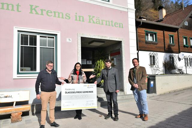Krems will raus aus dem Öl: Vize-Bürgermeister Christian Penker, Landesrätin Sara Schaar, Bürgermeister Gottfried Kogler und Amtsleiter Christian Zirknitzer (von links) | Foto: Büro LRin Schaar