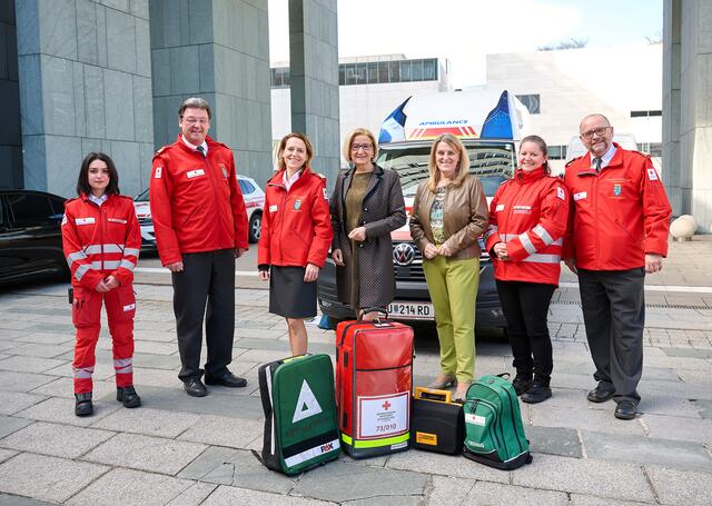 Landeshauptfrau Johanna Mikl-Leitner (Mitte) mit Landesrätin Ulrike Königsberger-Ludwig (3.v.r) und Präsident Josef Schmoll (2.v.l.) mit Mitarbeitern des Roten Kreuzes Niederösterreich. | Foto: NLK Pfeiffer