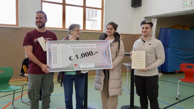 Brigitte Höfert überreichte den Preis an Lehrer Michael Kroiss und die Klassensprecher Miriam Marinkovic und Zsolt Zarka. | Foto: Alexander Holzmann