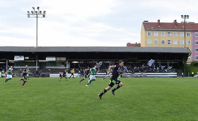 Im Heimstadion des Grazer Sportklubs, die "Gruabn", können bis zum 18.03. Sachspenden für Menschen in der Ukraine abgegeben werden. | Foto: GEPA