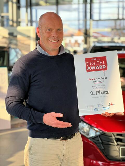 Martin Steinbacher (Verkauf) mit der Auszeichnung. | Foto: Auto Sparer