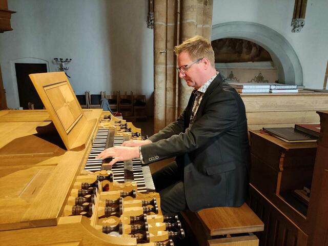 Premstättens Musikschuldirektor Klaus Eder zieht bei einem Benefizkonzert mit Iva Schell an der Orgel alle Register. | Foto: KK