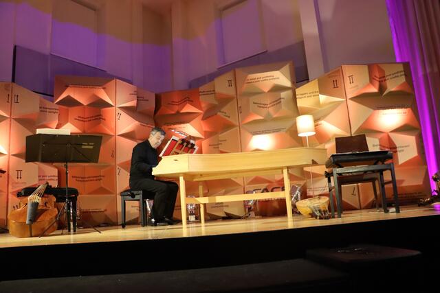 Der künstlerische Leiter Peter Waldner begleitete die Musikkollegen auf dem Cembalo. | Foto: Anna Wieser