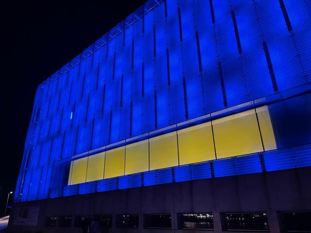 Auch das Lentos erstrahlte in den Ukrainischen Nationalfarben. | Foto: Magnus Hofmüller