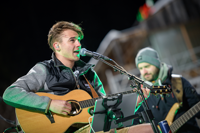 Der Pongauer Amadeus-Gewinner Chris Steger überzeugte sowohl auf den Skiern, als auch auf der Showbühne.  | Foto: Christoph Huber