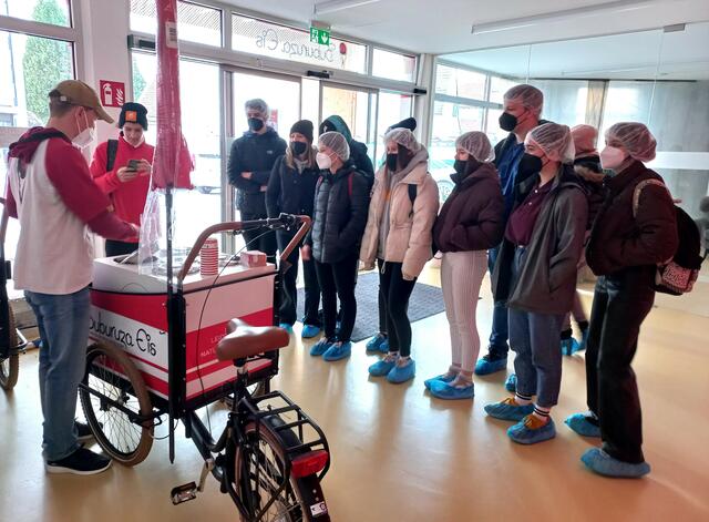 Beim Besuch in Steyr haben die Schüler viel über die Philosophie von Buburuza Eis erfahren: Nur natürliche Zutaten, keine künstlichen Emulgatoren, alles in Handarbeit hergestellt, nachhaltige Verpackungen und vieles mehr.  | Foto: BBS Weyer