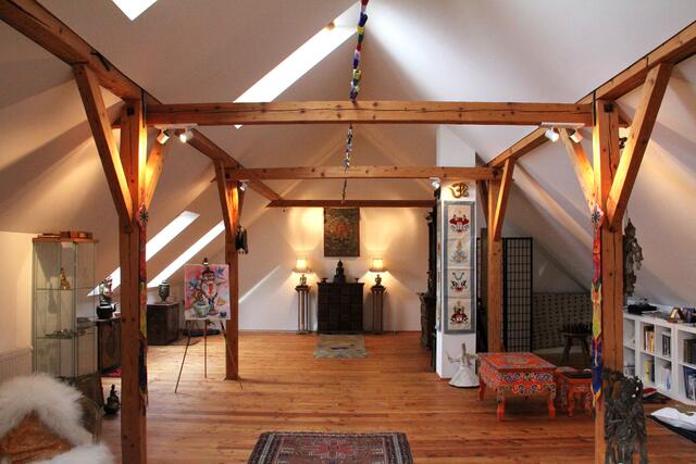 Die Einrichtung gleicht einem Museum, speziell Exponate der tibetischen Kultur haben es Bruno Baumann angetan.  | Foto: Bruno Baumann