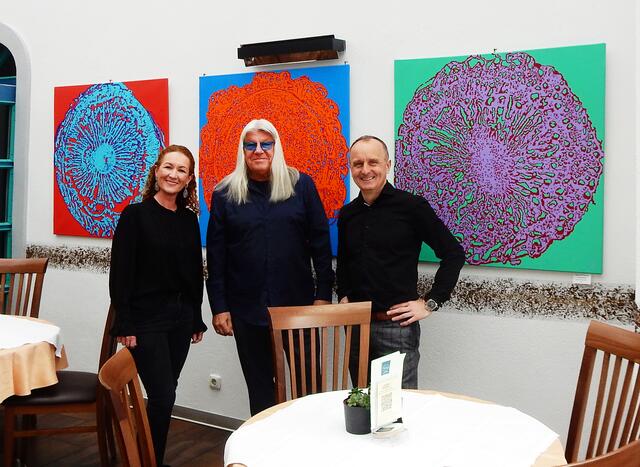 Der Künstler Frank Peter Hofbauer mit Beate Riegler und Hannes Pircher-Riegler vor der "P"-Serie.
 | Foto: Hofbauer