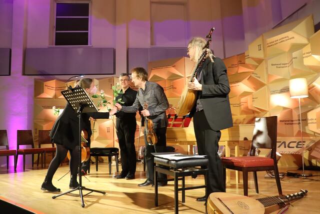 Die Freude war sehr groß und die Musiker empfingen als musikalische Anerkennung rosa Rosen. | Foto: Anna Wieser