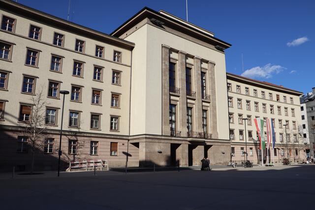 Die Fassaden des Neuen Landhauses erinnern noch immer an die Vergangenheit. | Foto: Anna Wieser