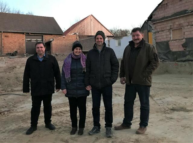 gf. GR Herwig Krammer, Hausbauer Lena und Alexander Gerbasich und Umweltgemeinderat Josef Kohzina auf der Baustelle der Familie Gerbasich | Foto: Hannah Kohzina