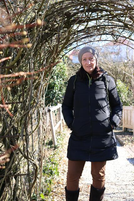 Silvia Fessl ist stellv. Obfrau im Verein Klostergarten Maria Schmolln und ausgebildete Wildkräuterpädagogin. 