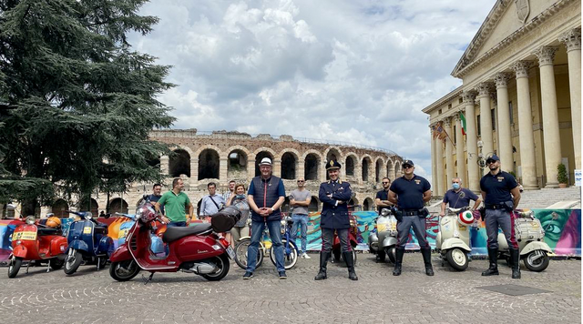 Die Arena von Verona mit dem lokalen Vespaclub und Polizeigeleit. | Foto: AVG Filmproduktion e. U.