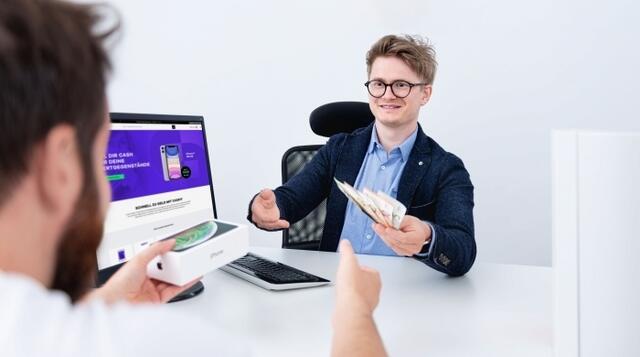 Das Geschäftsmodell des Start-ups "Cashy" fußt auf der Pfandleihe. Geld kann gegen die vorübergehende Abgabe von Wertgegenständen ausgeliehen werden.  | Foto: Cashy