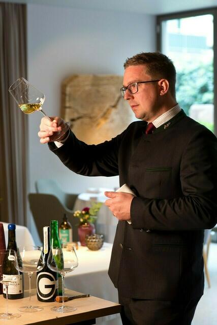 Beratung ist ein wichtiger Teil des Sommelier-Berufs von Alexander Koblinger. Das Weinwissen ist mittlerweile auch online im Shop abrufbar. | Foto: Döllerer