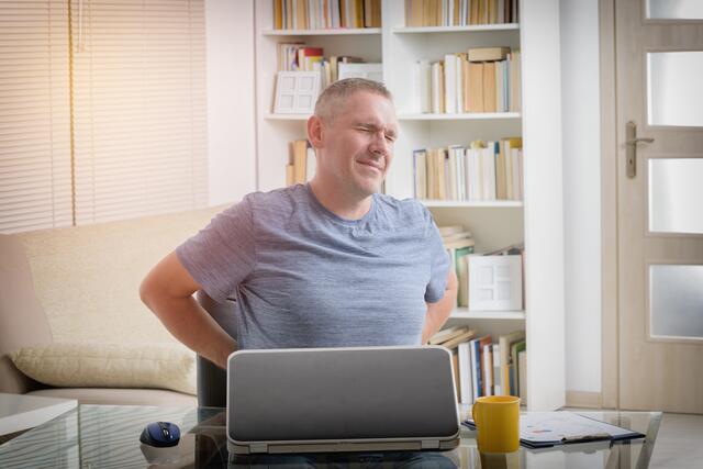Im Homeoffice fehlt es häufig an ergonomisch richtigen Sitzgelegenheiten. Immer wieder Dehnungsübungen einfließen zu lassen, kann Beschwerden vorbeugen.  | Foto: panthermedia
