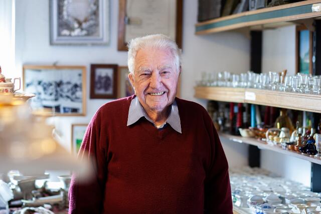 Wilhelm Taibl aus Fuchsenbigl führt durch seine private Sammlung. | Foto: Regina Courtier