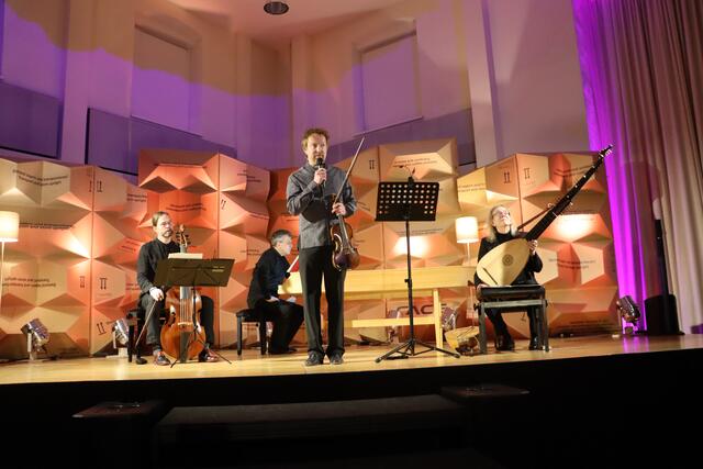 Daniel Sepec richtete einige Worte an das Publikum. Dass er in diesen schweren Zeiten auftreten darf, sei er sehr gerührt und glücklich. | Foto: Anna Wieser