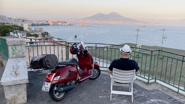 Der Golf von Neapel mit Hermann und seiner Vespa. | Foto: AVG Filmproduktion e. U.