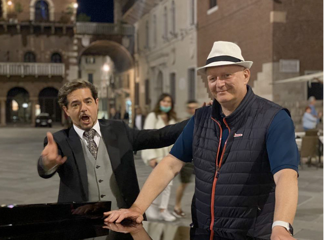 Tenor Cristian Ricci auf der Piazza dei Signori in Verona. | Foto: AVG Filmproduktion e. U.