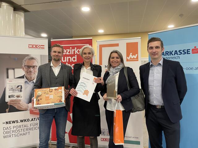 Brigitte Mühlbachler (2. v. li.) und Edith Strasser nahmen Pokal und Urkunde für ihre Freundin Andrea Brunhofer stellvertretend entgegen. Am Bild mit Bezirkschef Michael Wimmer von der Jungen Wirtschaft (links) und Hannes Riegler, Sparkasse OÖ.