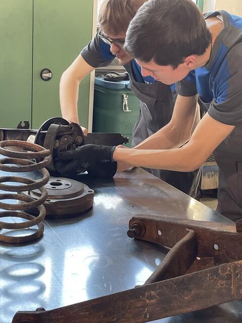 Genaues Arbeiten ist hier angesagt, um nicht noch mehr zu beschädigen als es ohnehin schon ist. | Foto: Sarah Braun