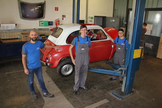 Manuel Dillinger, Markus Voithofer mit ihrem Ausbilder Herbert Lahnsteiner bei der ersten "Kontaktaufnahme" mit dem Projektobjekt Puch 500. | Foto: ÖBB