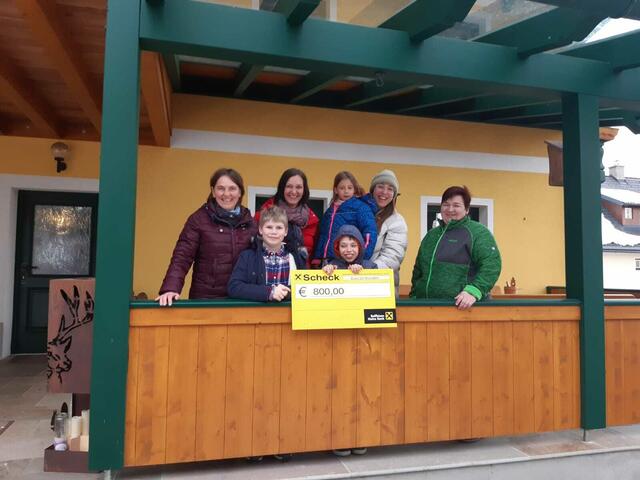 Manuela Ebner, Christine Palle und Angelika Pirker bei der Spendenübergabe mit Kids von "Rettet das Kind-Seebach" | Foto: privat