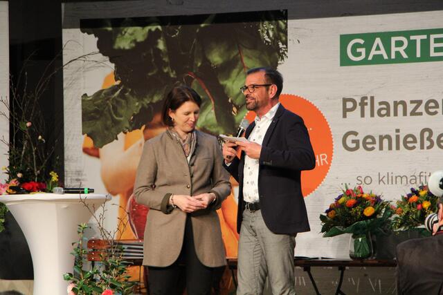 Landesrätin Michaela Langer-Weninger und Moderator Karl Ploberger.