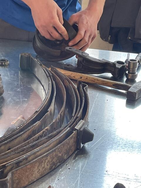 Es sieht einfacher aus als es ist, die einzelnen Teile zu zerlegen, da sie natürlich nicht mehr die "Jüngsten" sind. | Foto: Sarah Braun