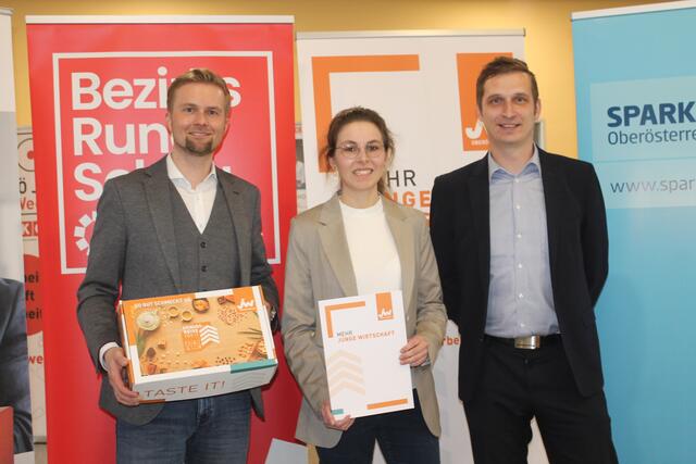 Bei der Gründerpreis-Preisverleihung der Jungen Wirtschaft am 9. März wurde Anika Seibezeder ausgezeichnet. Am Bild mit Michael Wimmer (links; Junge Wirtschaft Perg) und Hannes Riegler (Sparkasse OÖ) | Foto: BRS