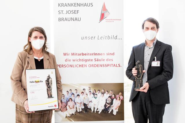 Helene Mayerhofer, Personalleiterin im Krankenhaus Braunau, und Geschäftsführer Erwin Windischbauer. | Foto: Krankenhaus Braunau