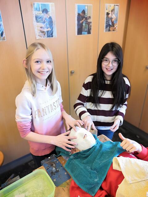 Im Wahlpflichtfach „Farben, Formen, Fantasie“ bedeckten die Schüler:innen nicht nur Mund und Nase, sondern auch gleich Wangen und Augen mit Gipsbandagen statt der üblichen FFP2-Masken. | Foto: Sport/Mittelschule St. Valentin/Schubertviertel 