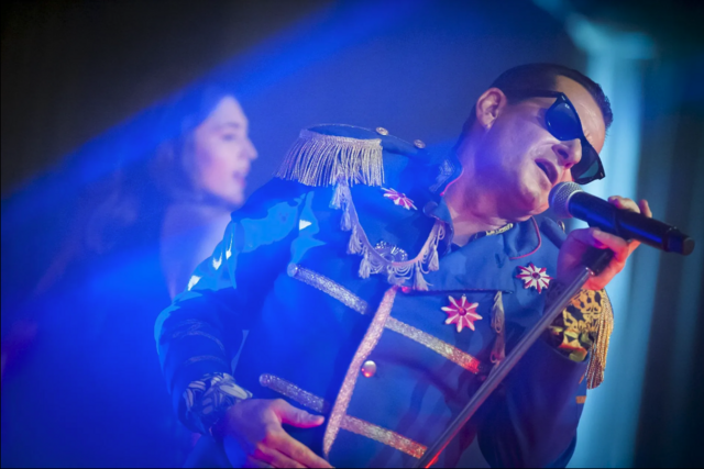 Michael Patrick Simoner tourt seit Jahren als singendes Falco-Double durch die Welt.  | Foto: Falco Forever