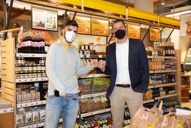 Marius Dorobantu mit seinem Chef Gregor Jäger
  | Foto: Lebenshilfe Tirol