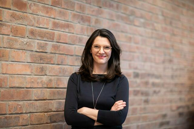 Barbara Blaha spricht über weibliche Armut im Café Baharat.  | Foto: Barbara Blaha