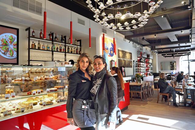 Geschäftsführerin Mag. Susanne Ertl (r.) und Storemanagerin Michelle Riff freuen sich ... | Foto: Roland Pössenbacher
