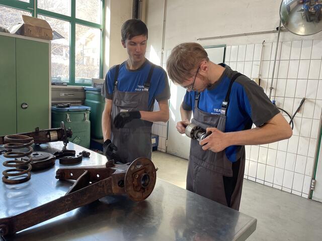 Die Lehrlinge arbeiten sehr konzentriert und die Faszination für jedes einzelne Teil sieht man ihnen dabei auch an. | Foto: Sarah Braun