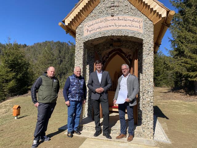 Stadtrat Manfred Daniel, Stanislaus Gajschek, Landesrat Martin Gruber und Michael Gajschek (von links) bei der Überreichung der Förderzusage in Grablach.  | Foto: Büro LR Gruber/Posch