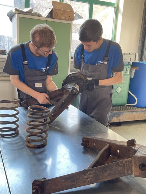 Manuel Dillinger und Markus Voithofer widmen sich den Hinterachsen – Schwerstarbeit. | Foto: Sarah Braun