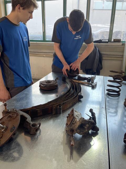 Vitus Aufschneiter und Kilian Wilhelmi zerlegen feinsäuberlich die Trommelbremse. | Foto: Sarah Braun