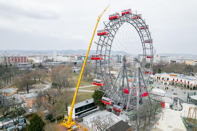 Mehrere Stunden lang waren zwölf Personen am Werk, um die acht Speichenseile des Wiener Riesenrads zu tauschen. Diese verbinden den Radkranz mit der Mittelachse. | Foto: Wiener Riesenrad